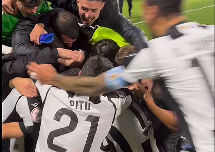 Los jugadores de la RB Linense celebran el tanto del triunfo ante el Antoniano