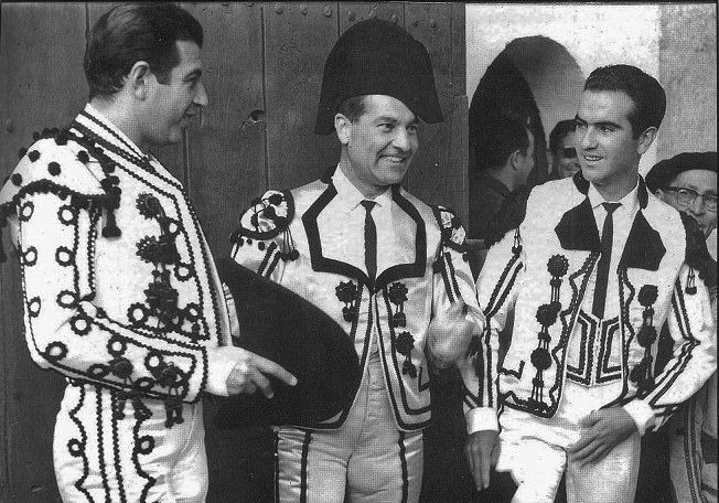 Corbacho, primero por la derecha, en la Goyesca de Ronda de 1965. Foto: Museo Pepe Cabrera.