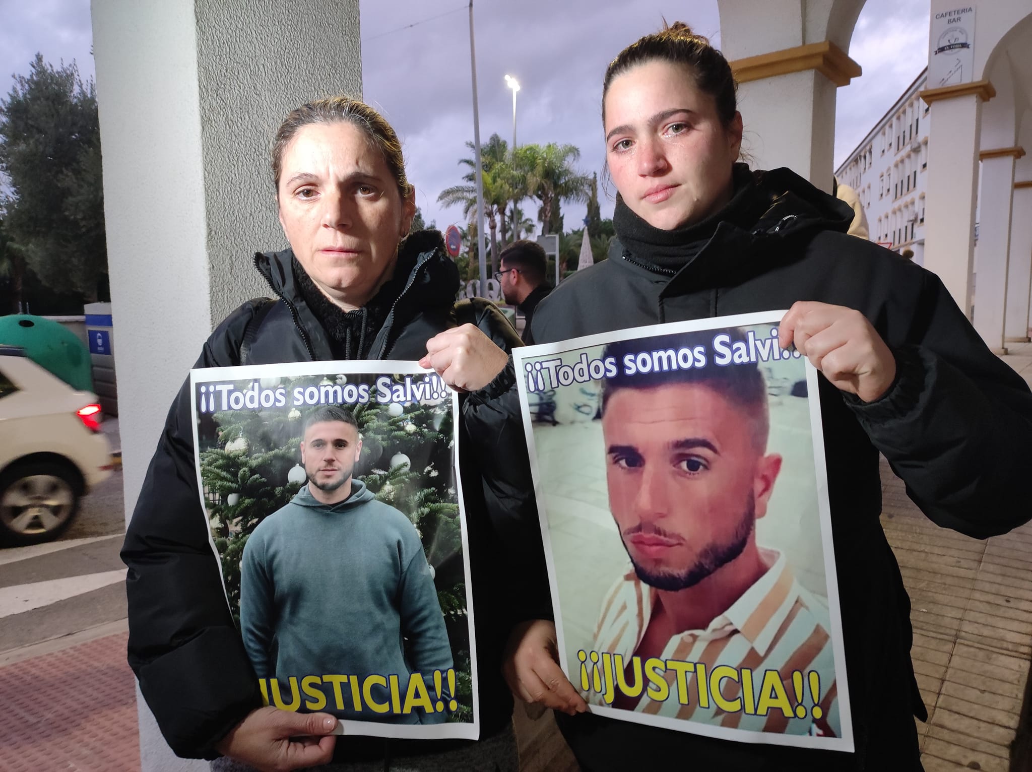 Momentos de tensión y dolor frente al Juzgado de San Roque: "Te vas a pudrir en la cárcel". En esta imagen, familiares de Salvi piden justicia ante el Juzgado. Foto: S.D. / 8Directo.