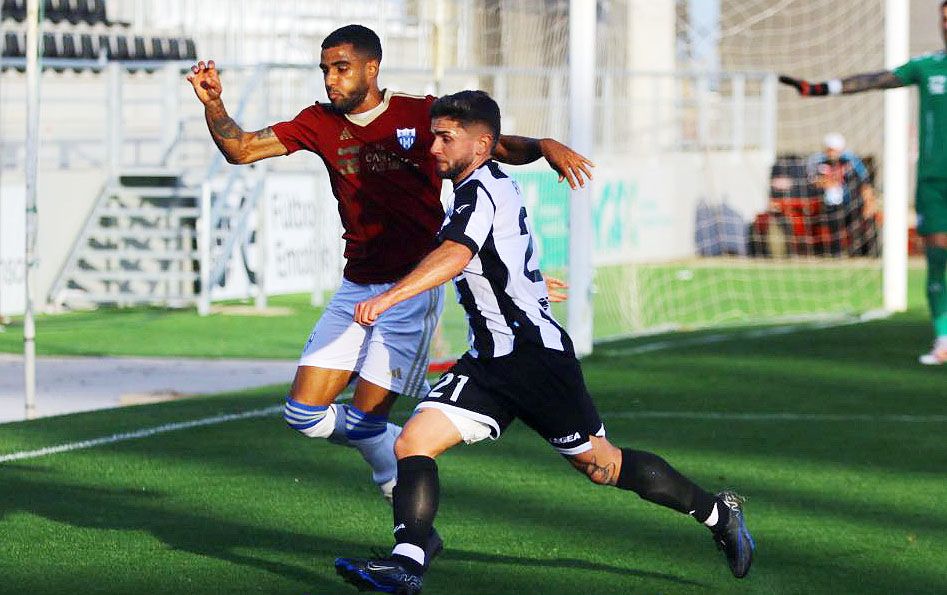 El balono Pitu, autor del 2-1, pugna por el balón ante un defensor de La Unión Atlético