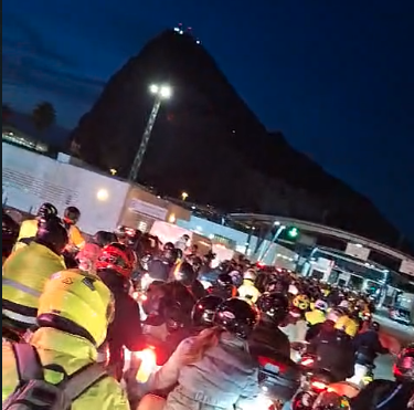 Colas de vehículos de dos ruedas a la entrada de Gibraltar. CCOO rechaza las colas para entrar a Gibraltar y exige "respeto" a los trabajadores transfronterizos