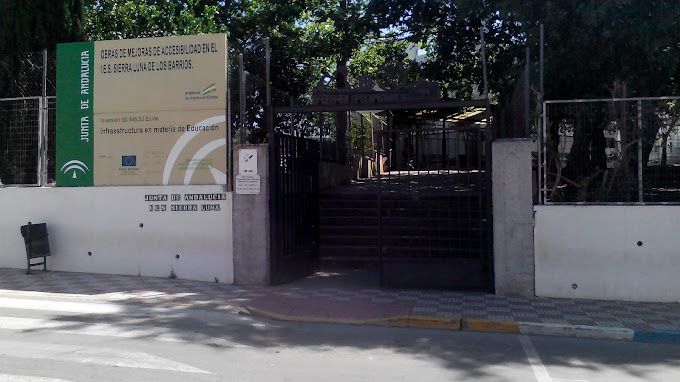 El IES Sierra Luna. Familias del Instituto Sierra Luna de Los Barrios denuncian falta de personal de cara al próximo curso