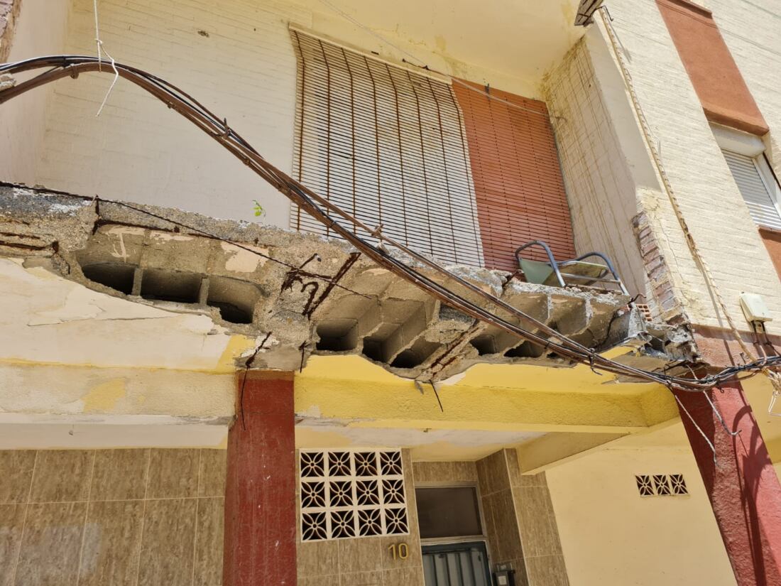 Desprendimiento de una cornisa en un edificio de La Línea (Foto: Alfredo Valencia).