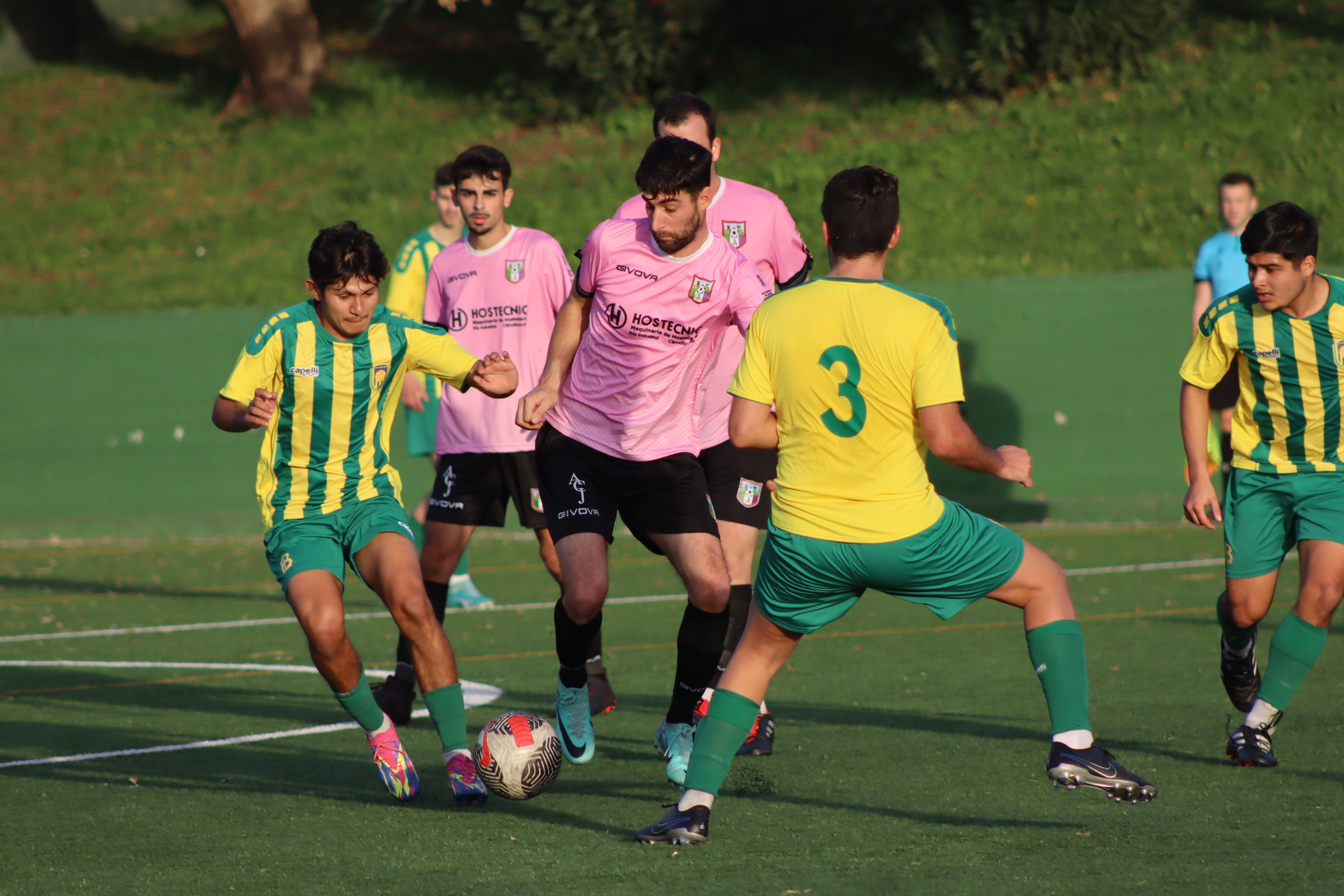 Un lance del encuentro entre el filial de la UD Los Barrios y el Athletic Jimena/Foto: AXEL S.C.