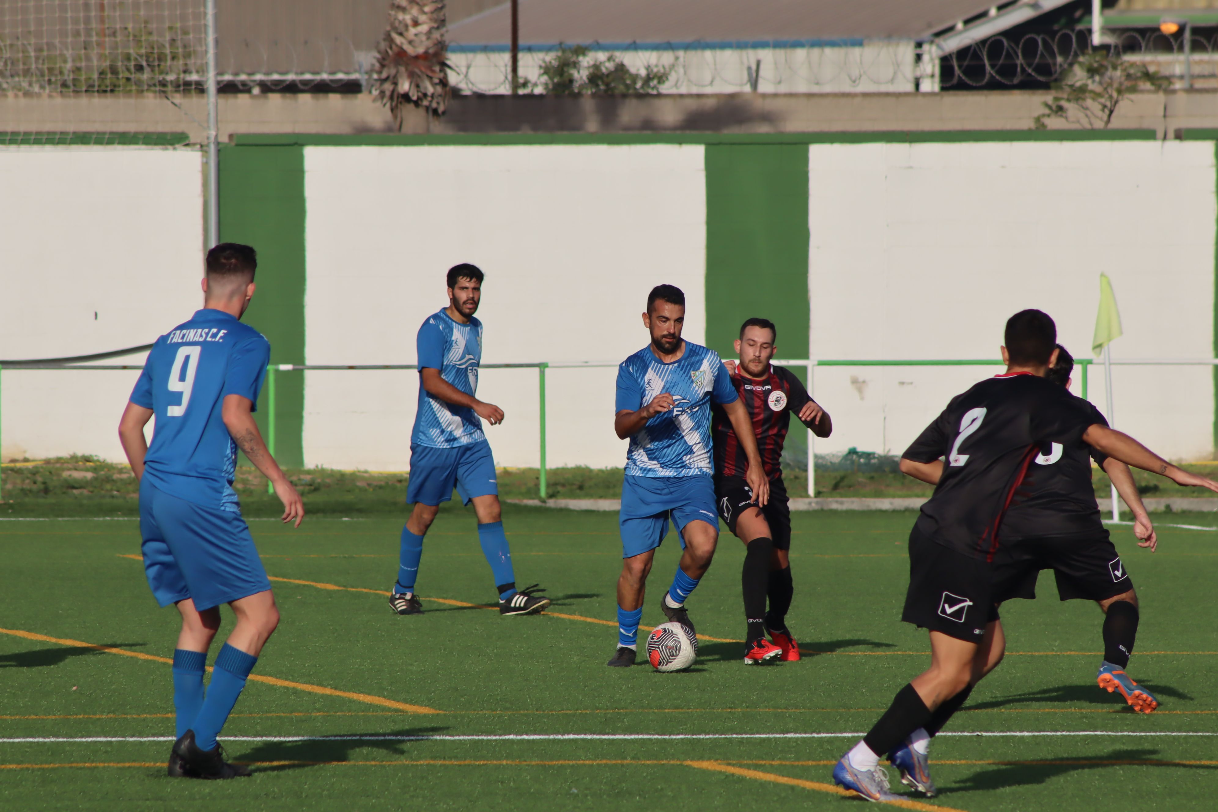 Un lance del encuentro entre el CD La Rock Puente FC y el Facinas CF en Palmones/Foto: AXEL S.C.