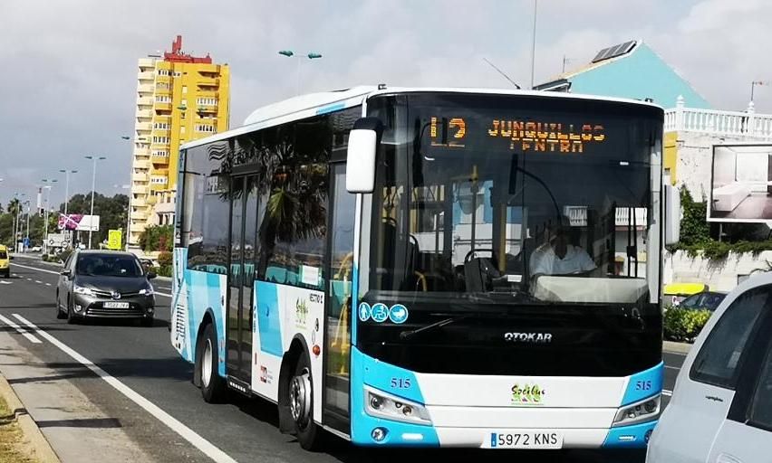 Autobús Línea 2. Estos son las líneas de autobús que se verán modificadas por los desfiles del Lunes y Martes Santo