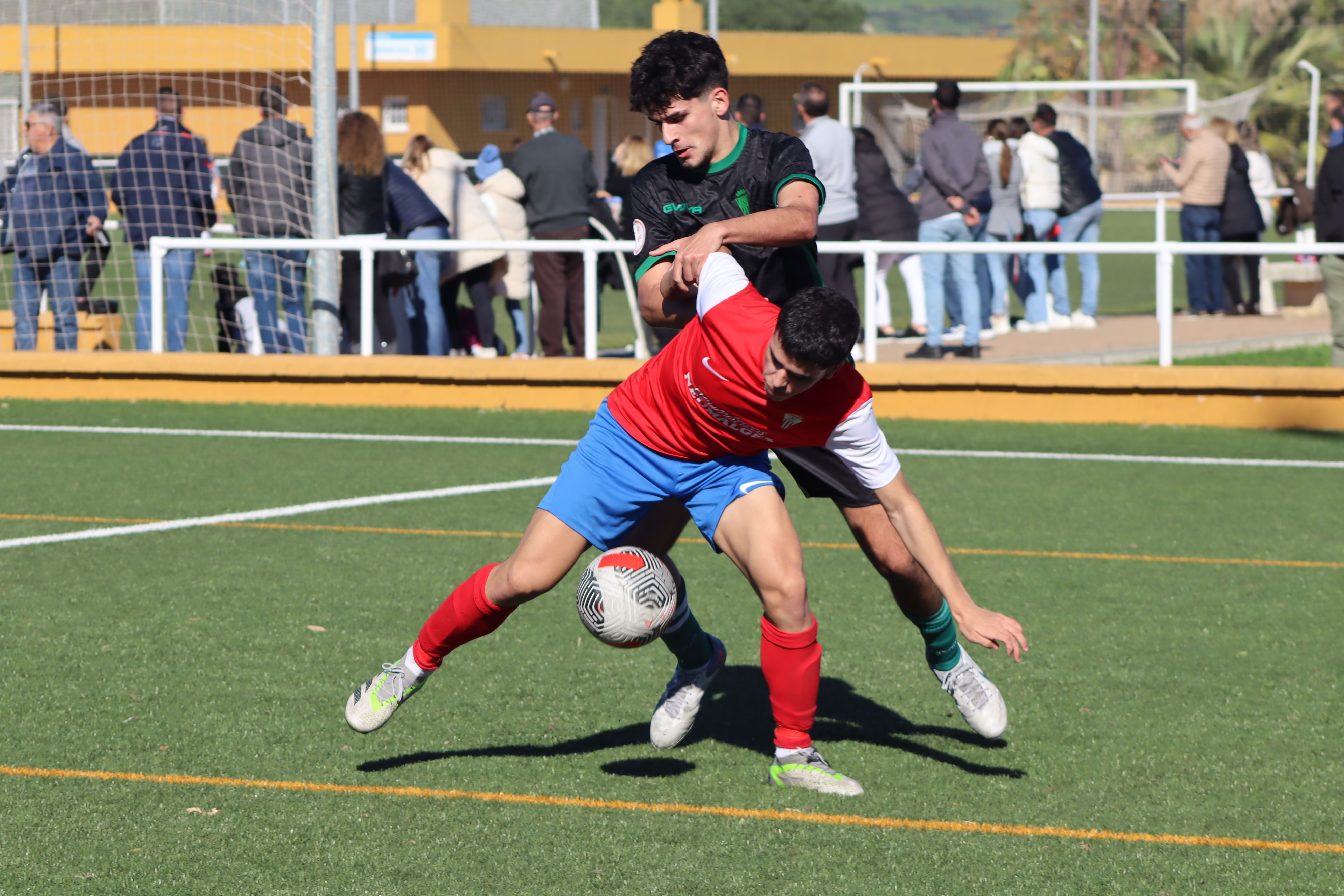 El jugador del juvenil del Algeciras CF, Fran Martínez, trata de proteger la pelota ante un defensor del Córdoba B/Foto: AXEL S.C.