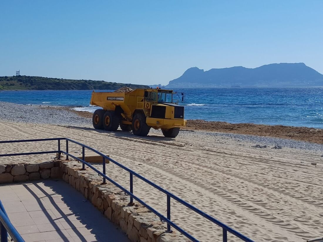 Reposición de arena en la Playa de Getares (Foto: Ayuntamiento de Algeciras).