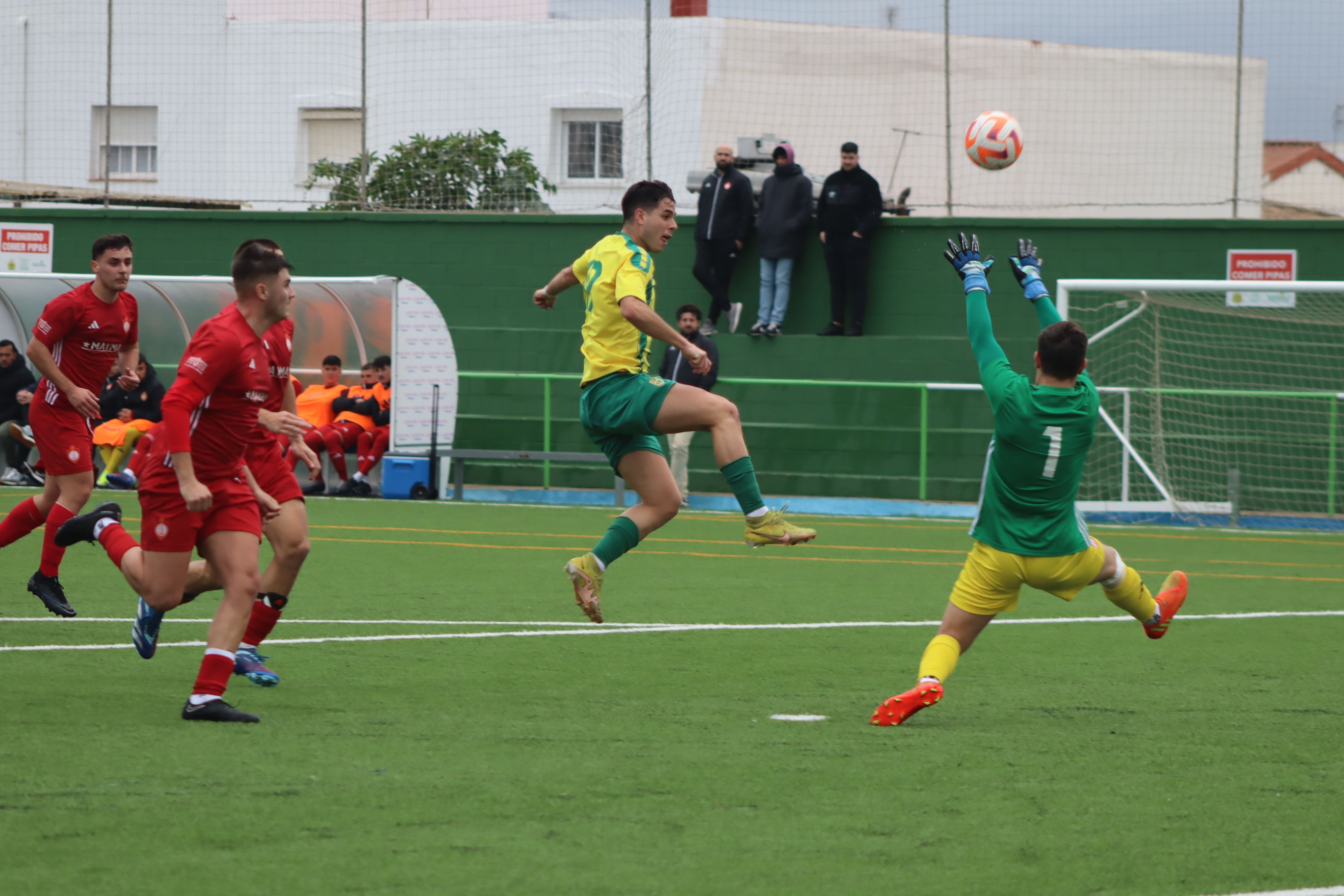 Momento del remate de Tote para poner el 1-0 de la UD Los Barrios ante el CD Utrera B en Palmones/Foto: AXEL S.C.