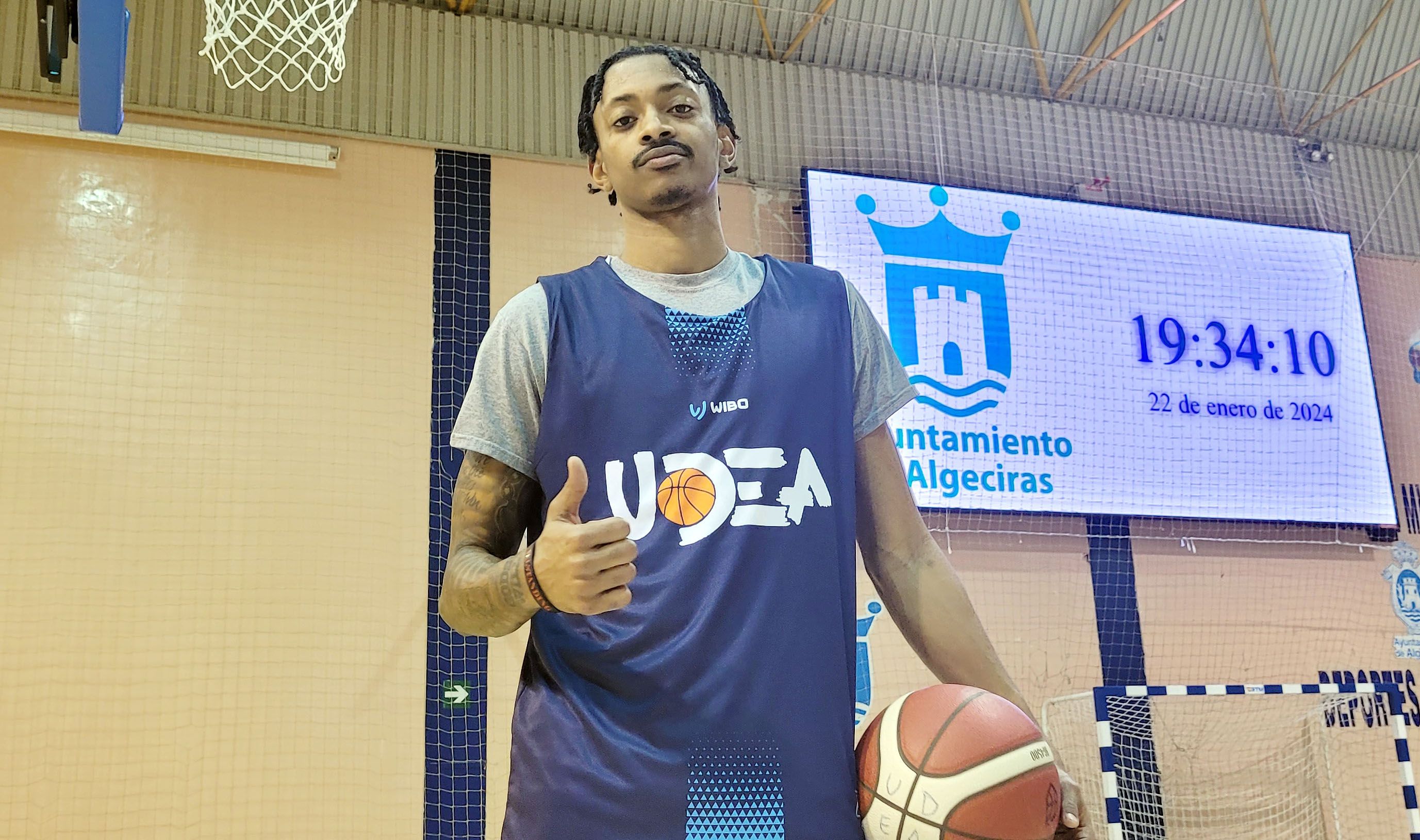 Wayne Arnold posa para 8DIRECTO en su primer entrenamiento con UDEA