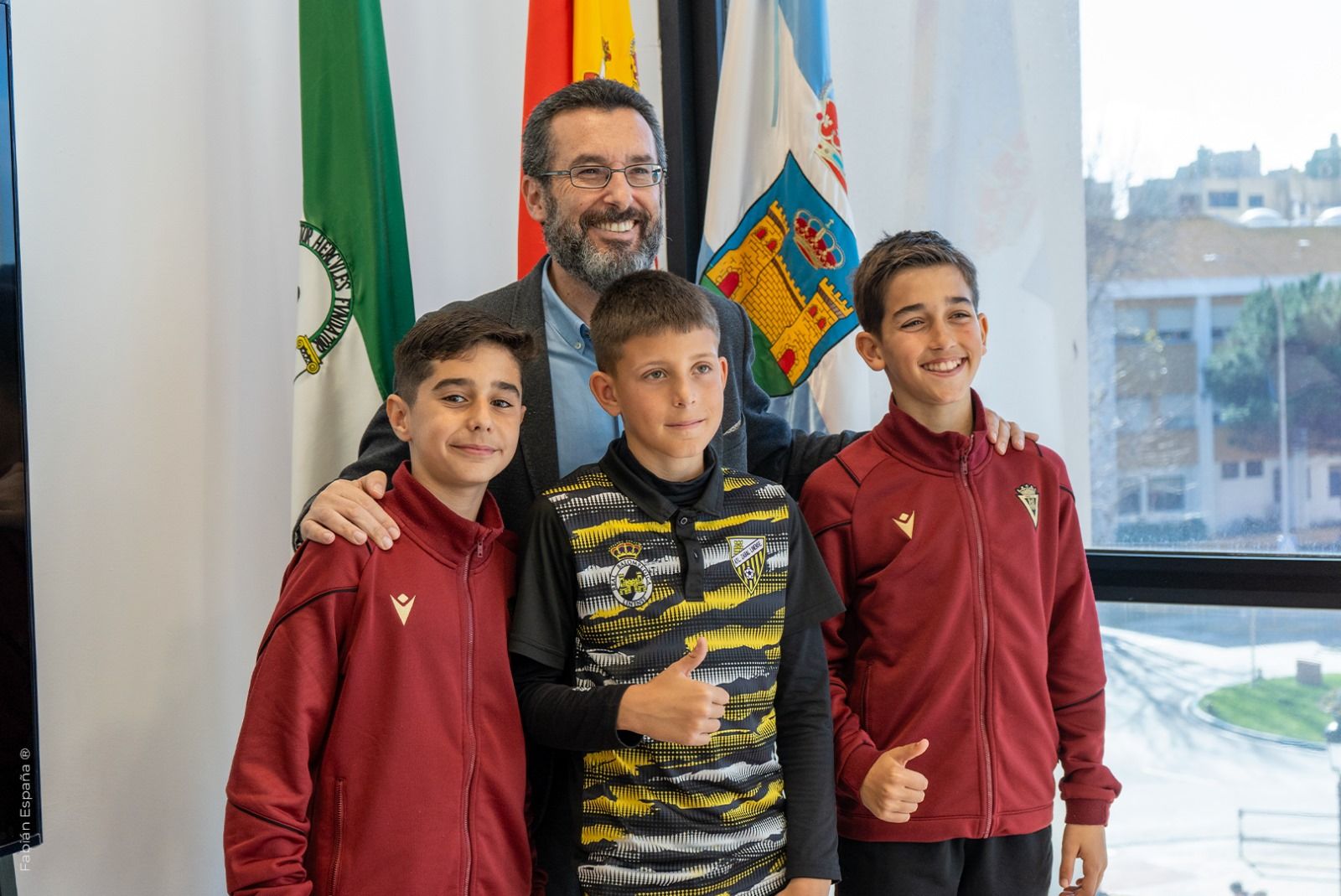 El alcalde de La Línea, Juan Franco, con los futbolistas alevines seleccionados por la Gaditana