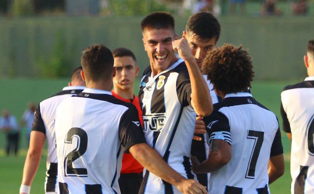 Manu Toledano celebra un gol a la UD Los Barrios en la pasada pretemporada/Foto: RBL1912