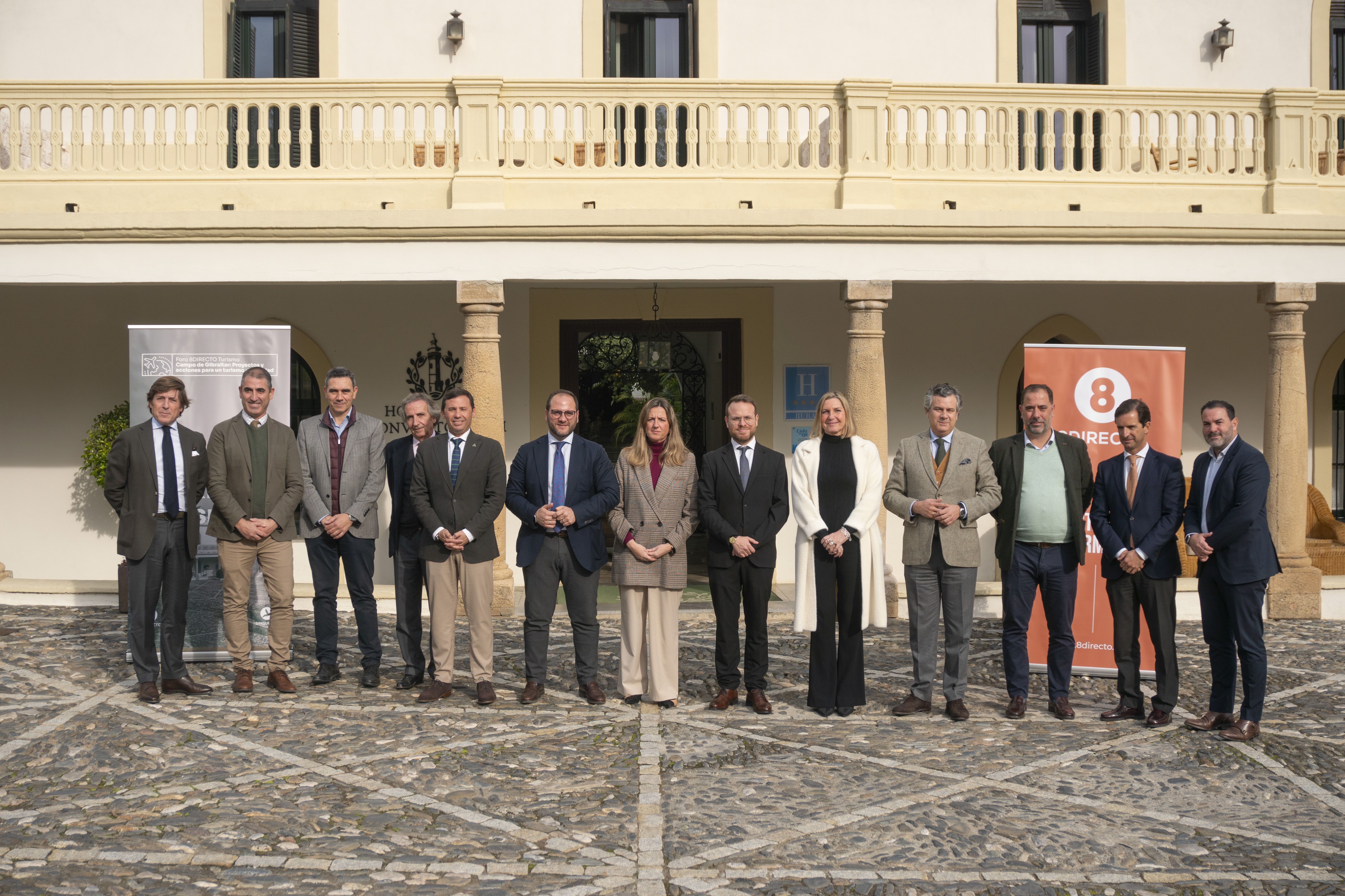 En busca de una gran alianza para impulsar el turismo. Participantes, moderadores e invitados al Foro 8Directo de Turismo, celebrado en el Hotel La Almoraima, en Castellar. Foto: J.M.Galindo.