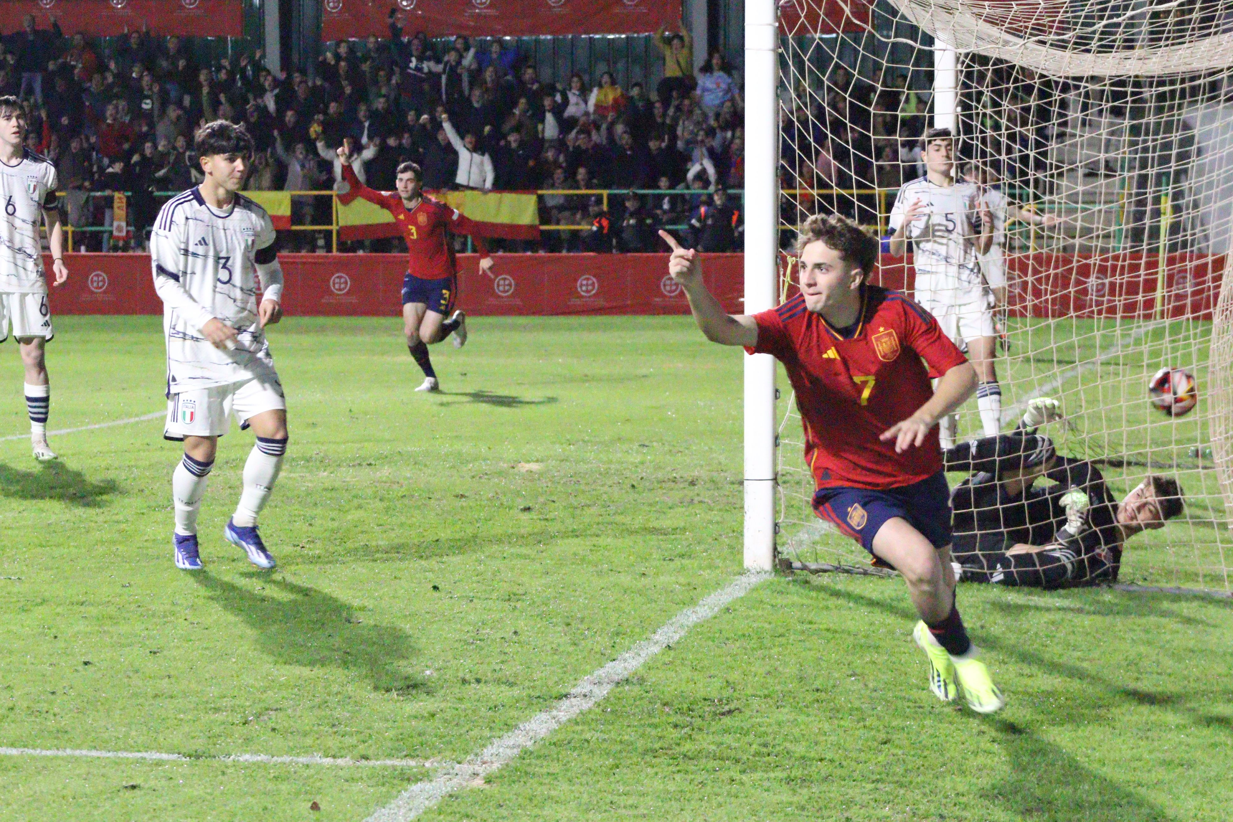 El jugador gaditano del Real Madrid, Yáñez, celebra el primer gol de España sub-17 ante Italia/Foto: AXEL S.C.
