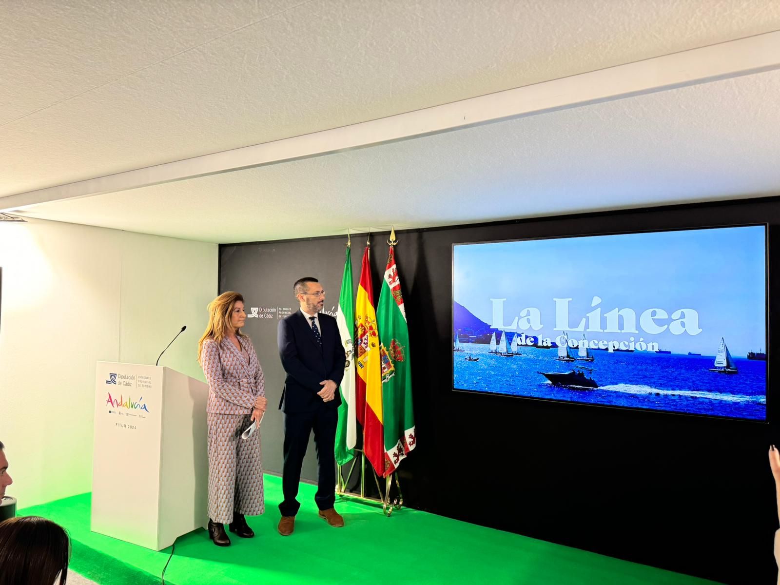 La experiencia de vivir sobre el mar en las casas flotantes de La Línea. Presentación de esta propuesta hotelera en Fitur 2024.