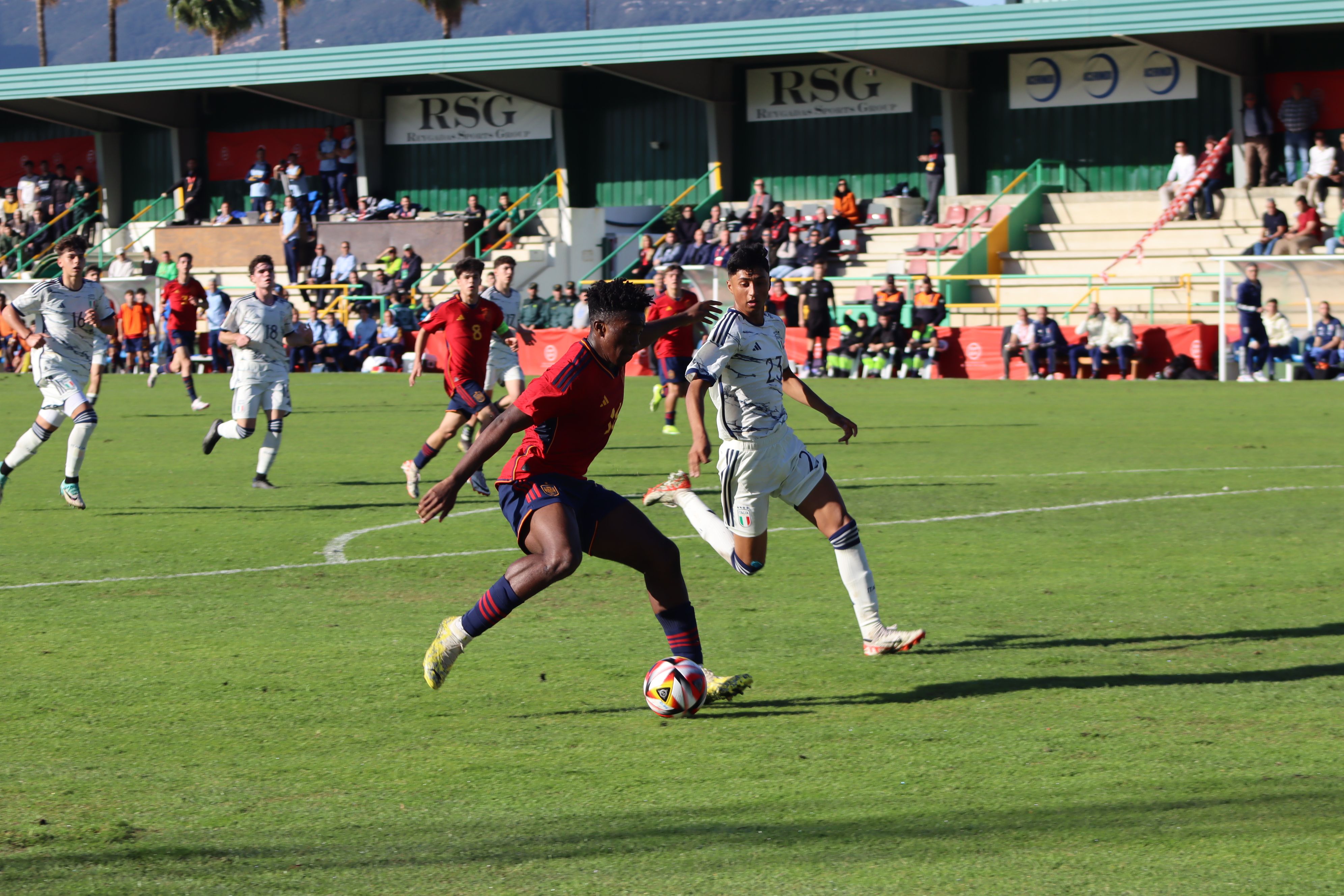 El jugador de la Selección Española Sub-17, David Otorbi, tiene una ocasión ante Italia/Foto: AXEL S.C.