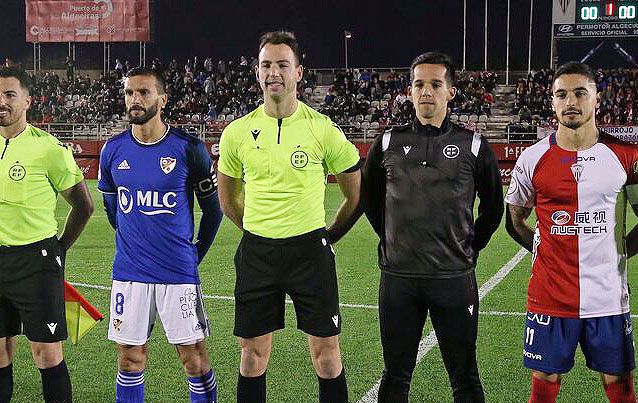 El colegiado Bertard Servera, entre los capitanes de Algeciras CF y Linares Deportivo en el encuentro de la 22/23/Foto: Algeciras CF