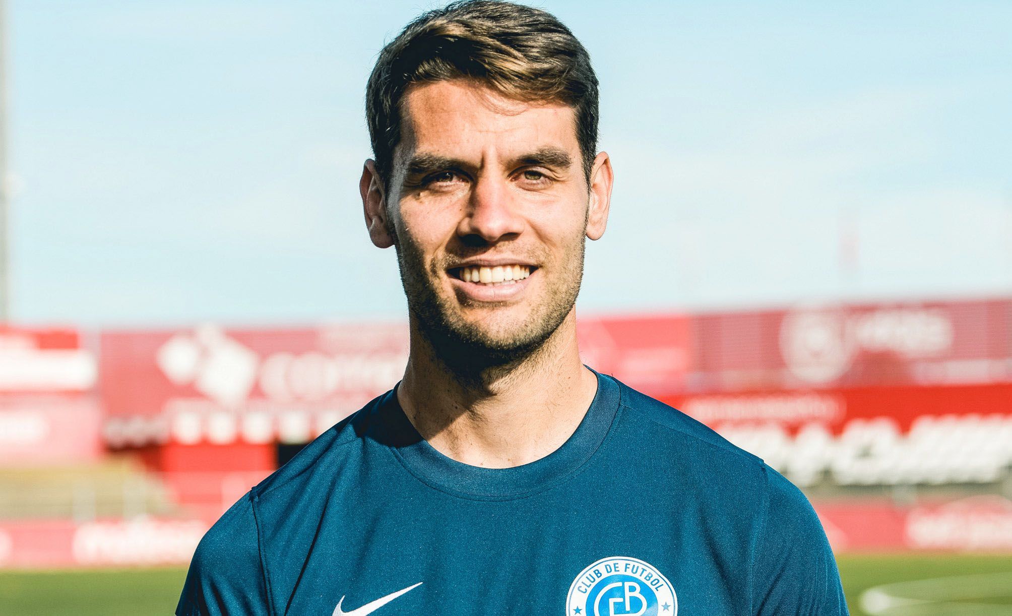 El ya ex balono Chema Moreno posa con la camiseta del CF Badalona Futur