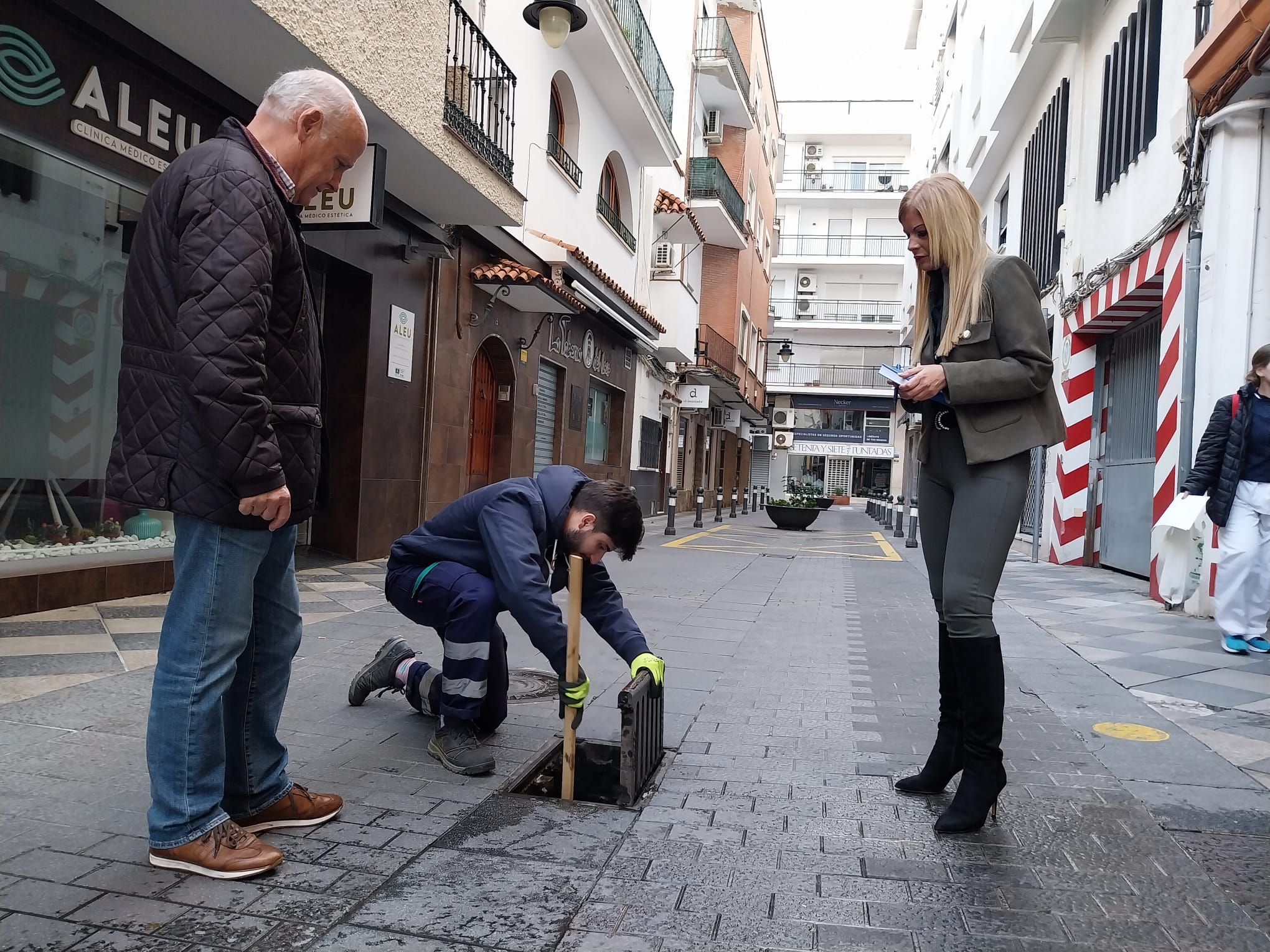 Imagen de archivo. La delegada durante una de las inspecciones realizadas para el control del mosquito del Nilo