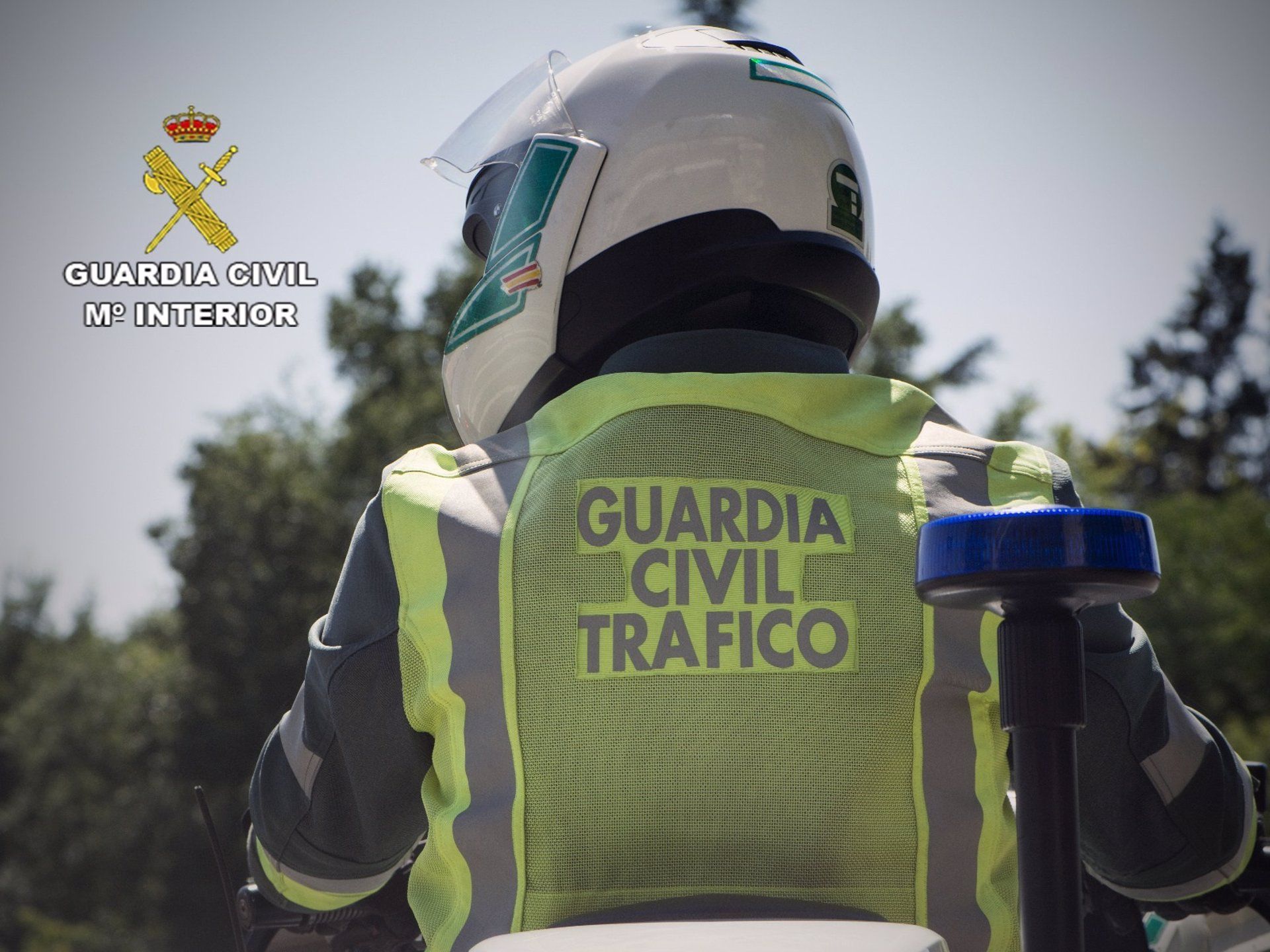 Guardia Civil de Tráfico. Dos heridos, de 45 y 18 años, tras la colisión de dos turismos en la A-7 a la altura de San Roque