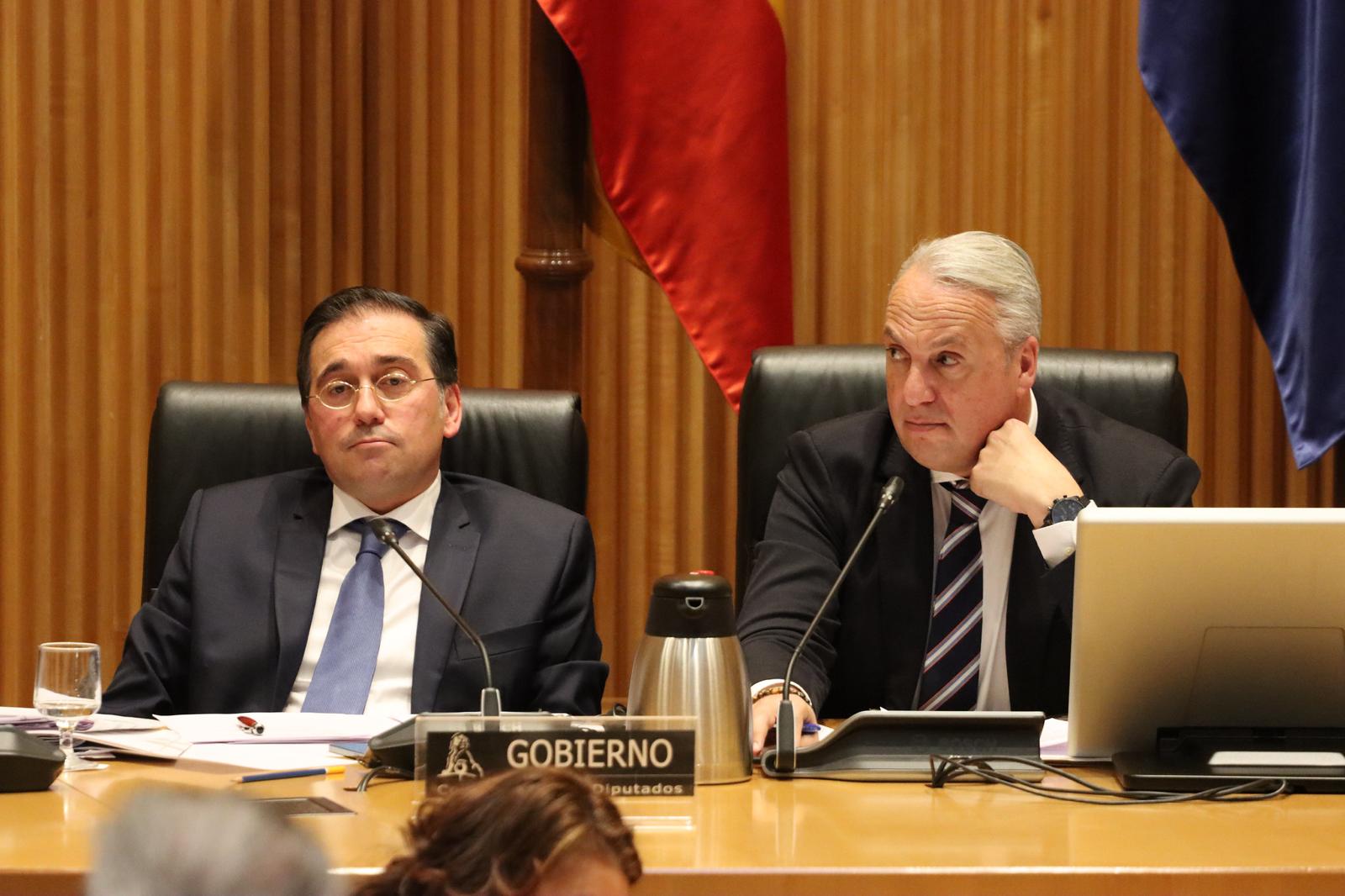 El alcalde de San Roque, Juan Carlos Ruiz Boix, y el ministro Albares. 