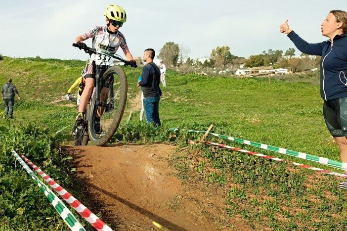 La sanroqueña Jimena Olmedo, primera y segunda en El Viso -imagen- y Medina Sidonia/Foto: Federación Andaluza de Ciclismo