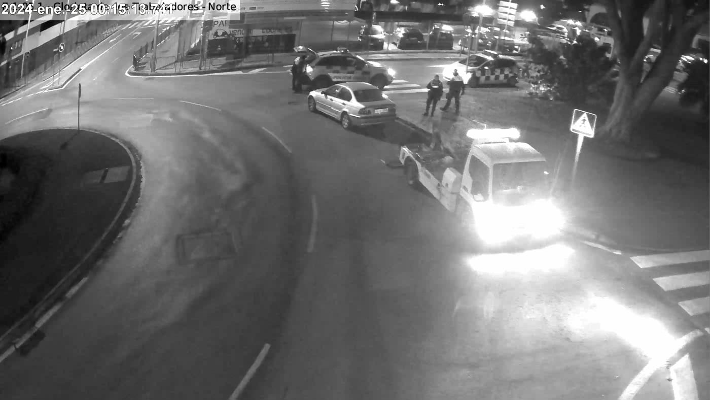Imágenes del vehículo, parado en la rotonda captada por las cámaras.