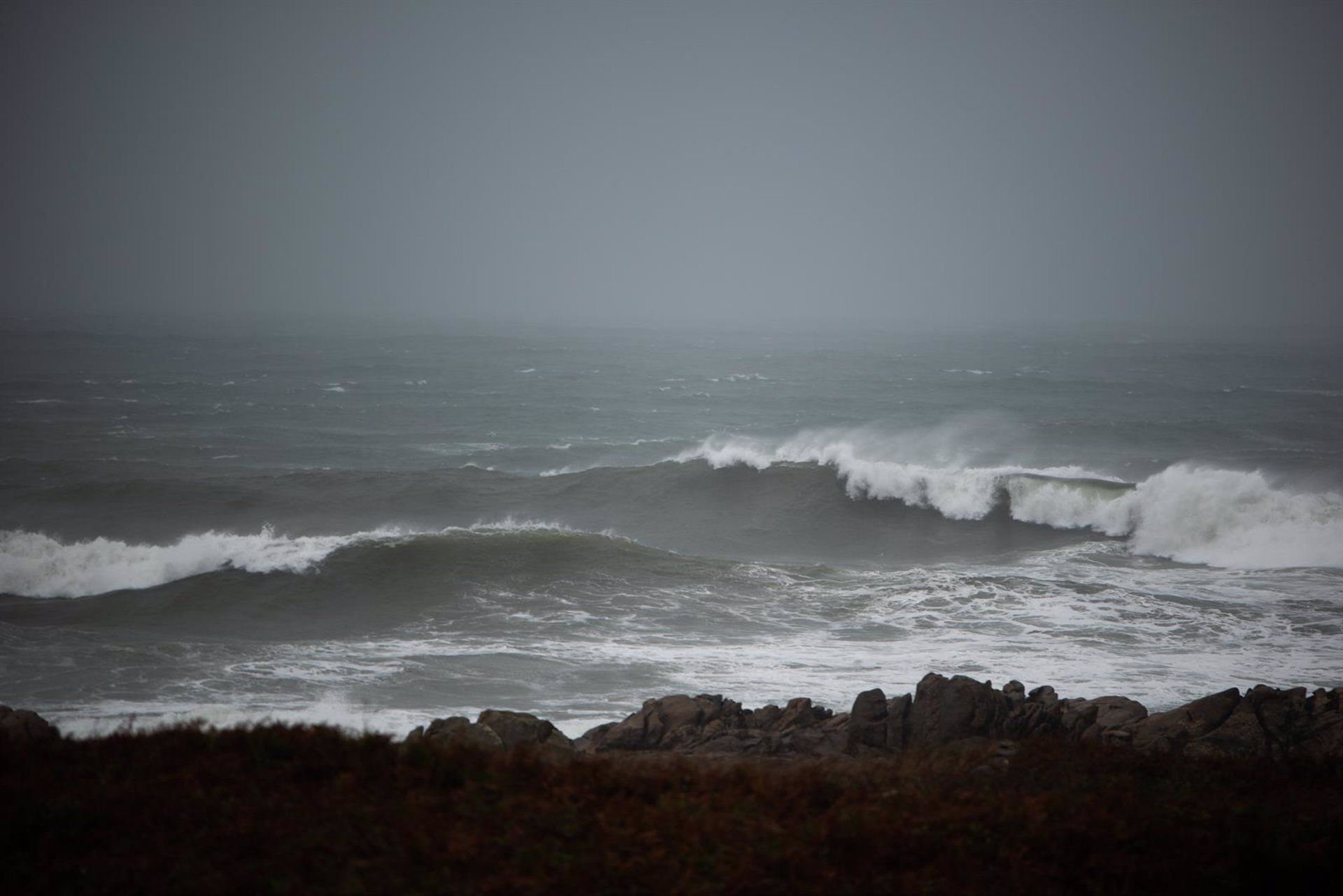 Fuerte oleaje. Meteorología activa el aviso amarillo por viento de Levante en el Estrecho .