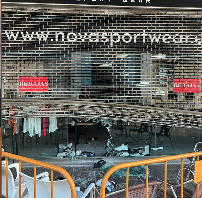 Imagen del escaparate de la tienda víctima del robo.