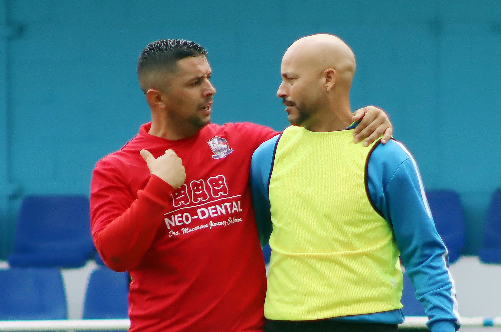 El meta de la UD Castellar, Youssef, habla con un jugador del CD Rayo Alcalá