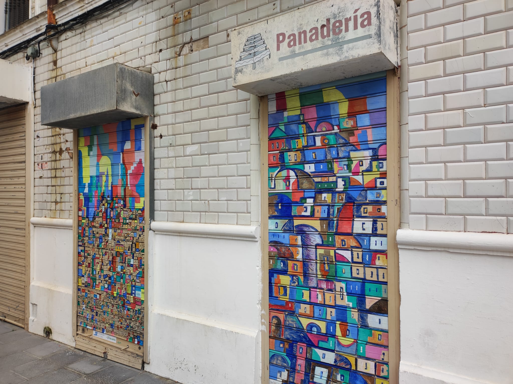 'Ciudad Intercultural', obra de arte callejero en la calle Tarifa.