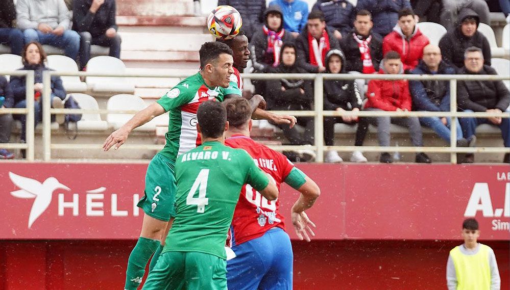Un lance del partido entre el Algeciras CF y el CD Alcoyano