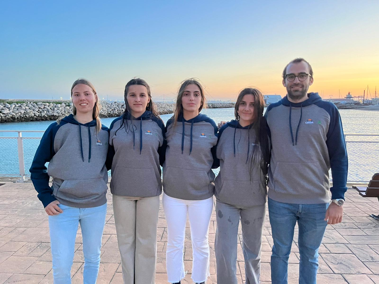 Raquel Retamero, segunda por la izquierda, junto al resto de féminas del Centro Especializado de Tecnificación Deportiva de Vela Bahía de Cádiz que toman parte en la Copa de España