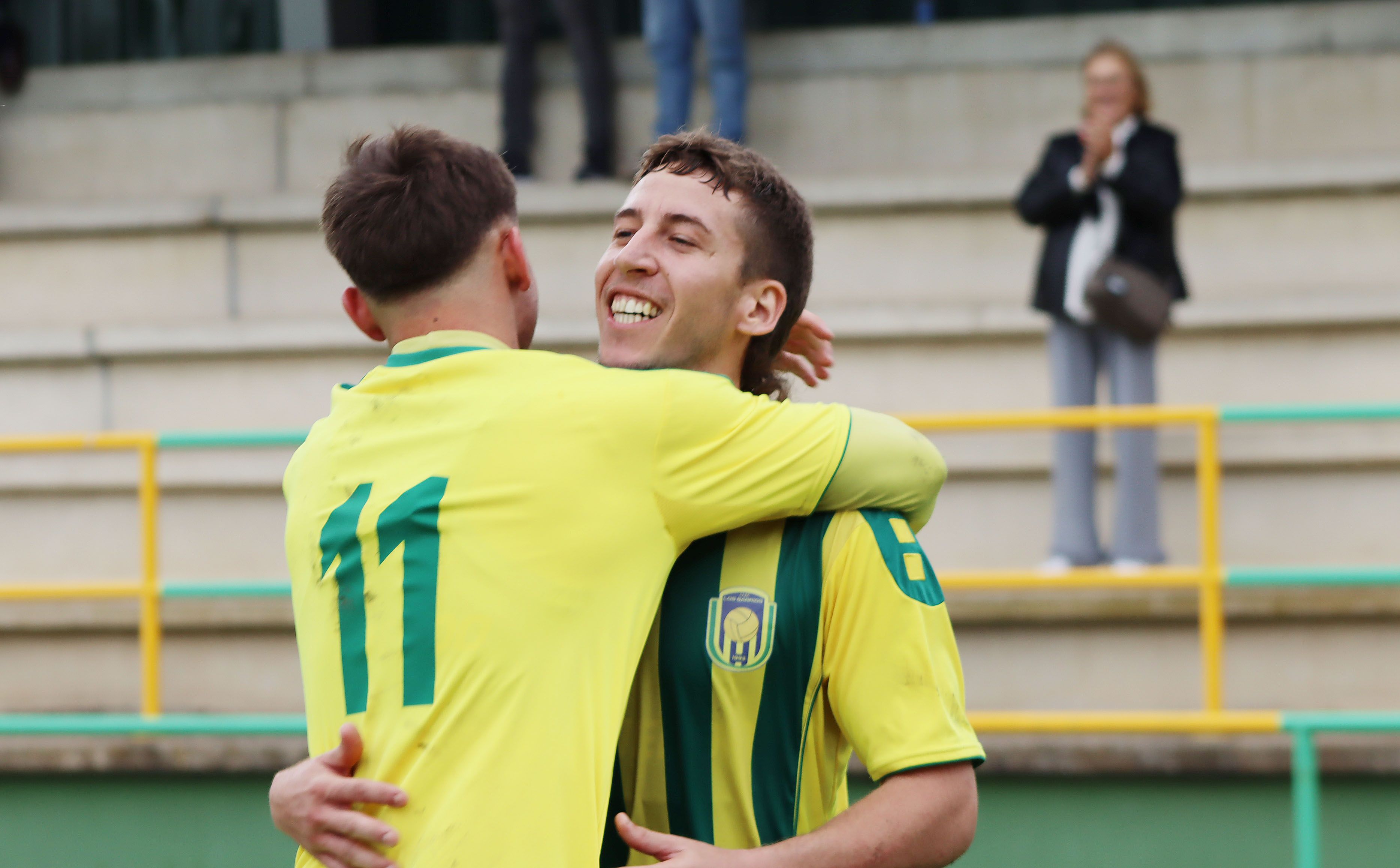 Javi Moreno celebra con Miguel Ángel Campaña el 2-2 de la UD Los Barrios ante el Chiclana CF/Foto: AXEL S.C.