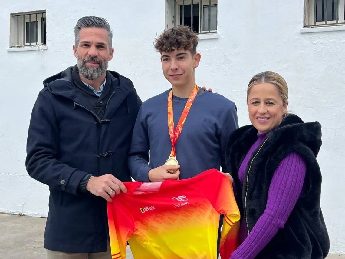 Gallego y Álvarez dan la enhorabuena al joven ciclista barreño David Mendoza Mateo