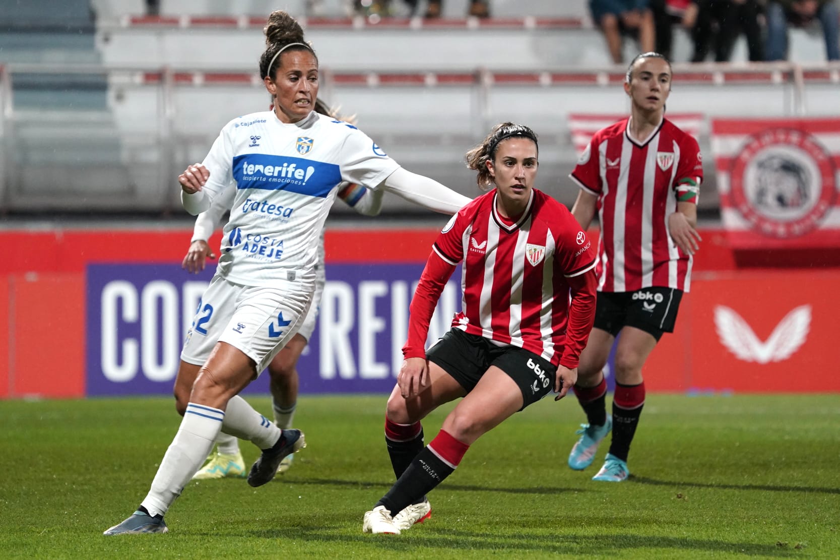 Patricia Gavira, a la izquierda, en un lance del partido del UD Costa Adeje Tenerife en la Copa de la Reina frente al Athletic Club/Foto: @AthleticClub