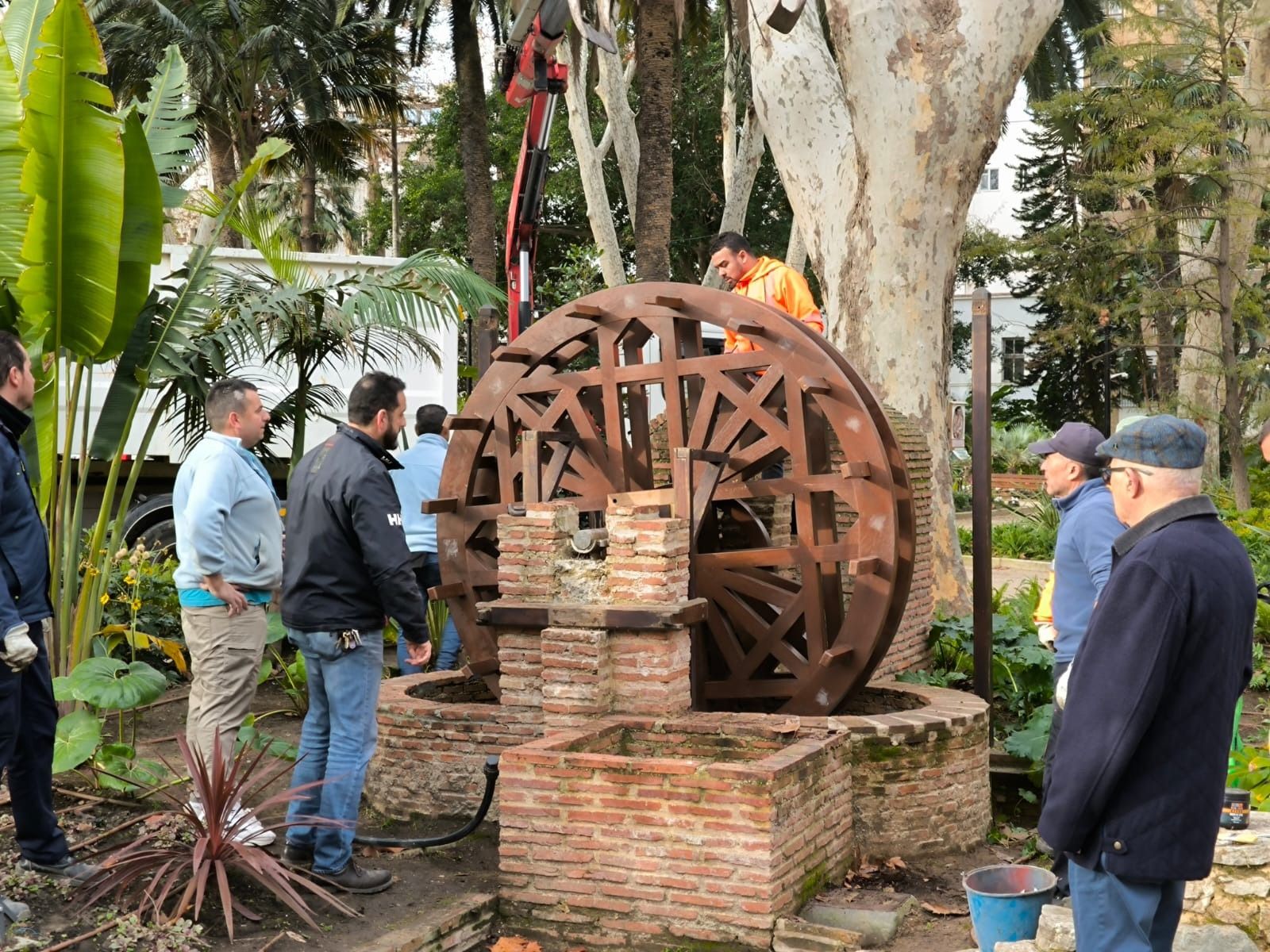 La noria medieval vuelve a ponerse en movimiento en el Parque María Cristina.