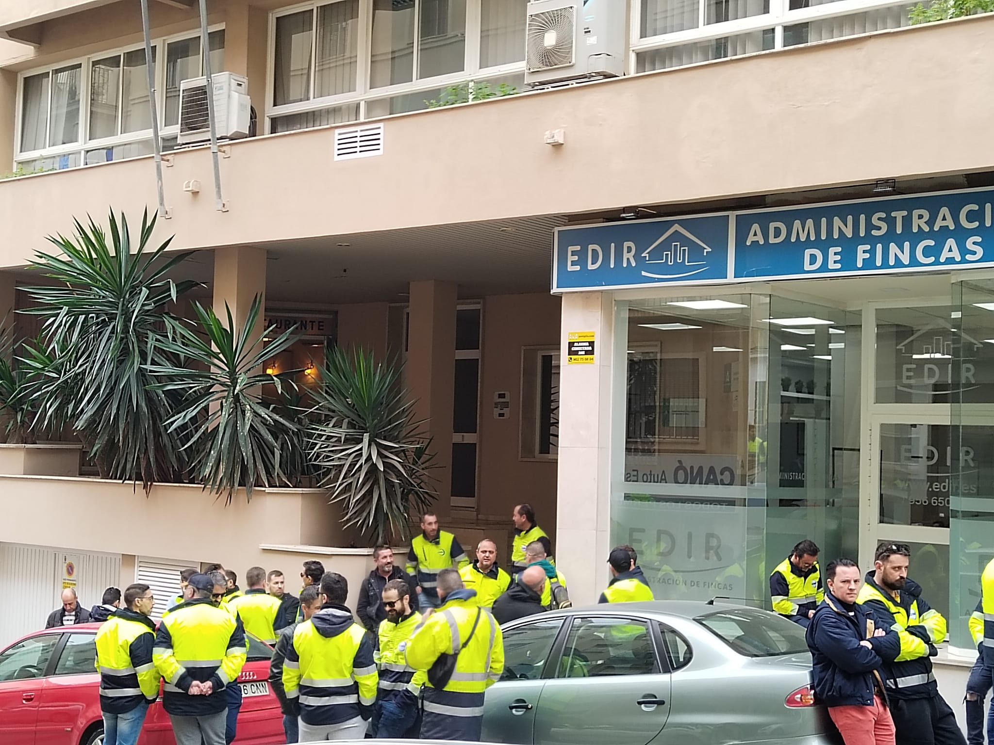 Un grupo de trabajadores, a las puertas del Sercla, en Algeciras. 