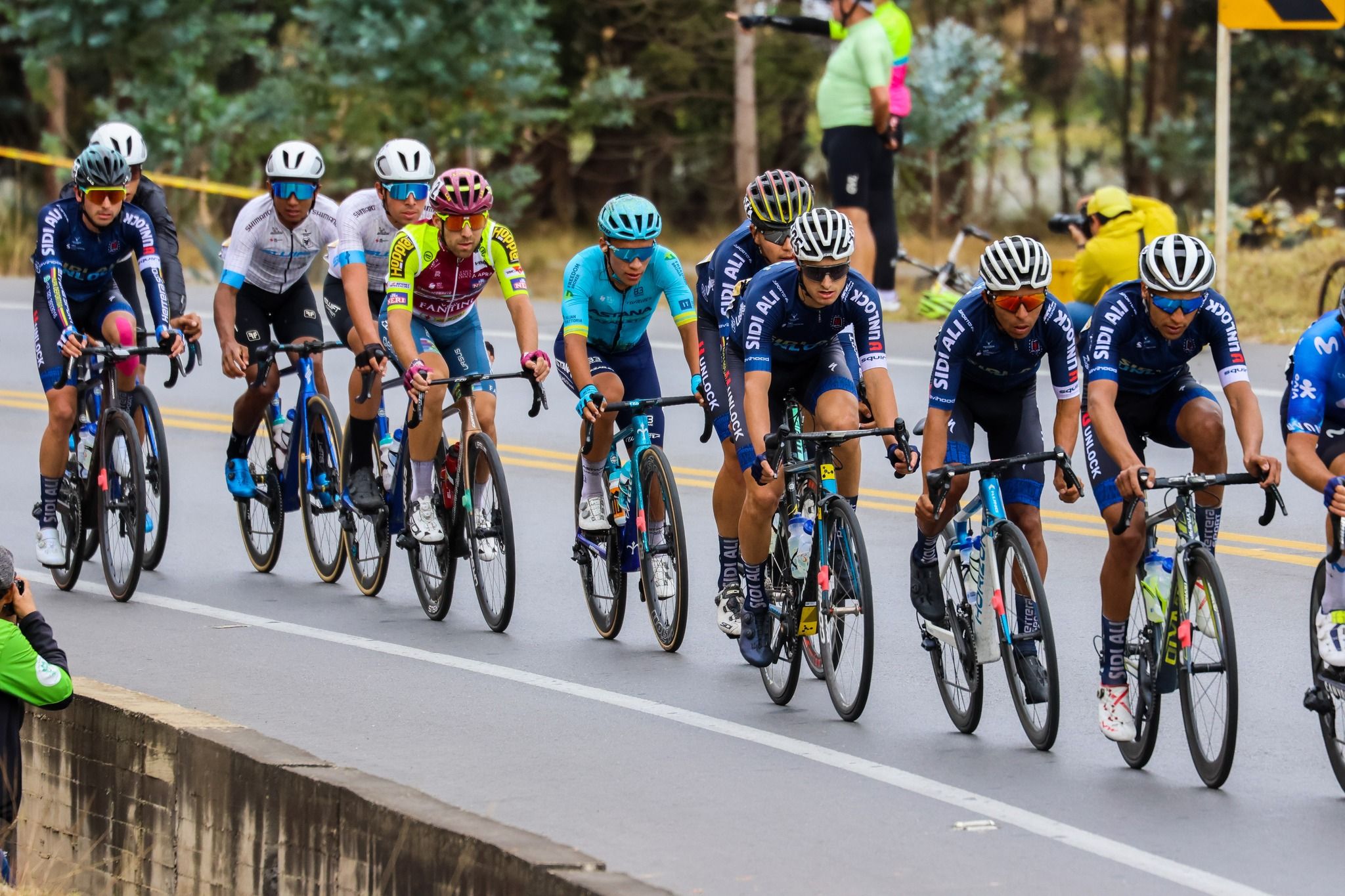 El tarifeño Alejandro Gainza, en el centro de la imagen (dorsal 125), en el pelotón del Tour de Colombia