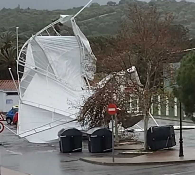 El temporal de viento provoca el derrumbe de la carpa de la tagarninada. 