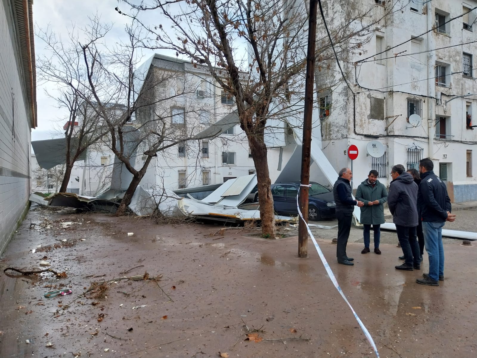 El temporal de viento derrumba parte de la cubierta del pabellón deportivo de La Piñera. 