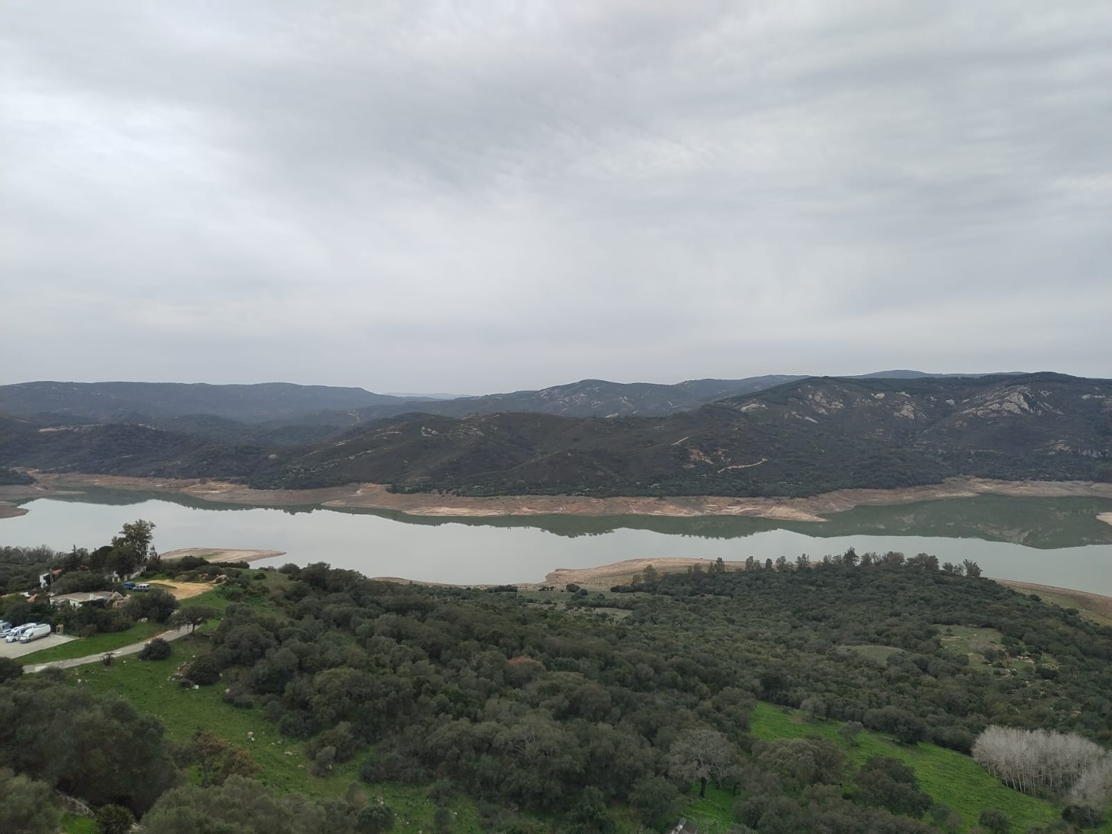 Pantano de Guadarranque. El comité de sequía anuncia la limitación a 160 litros de agua diarios por habitante en la comarca.