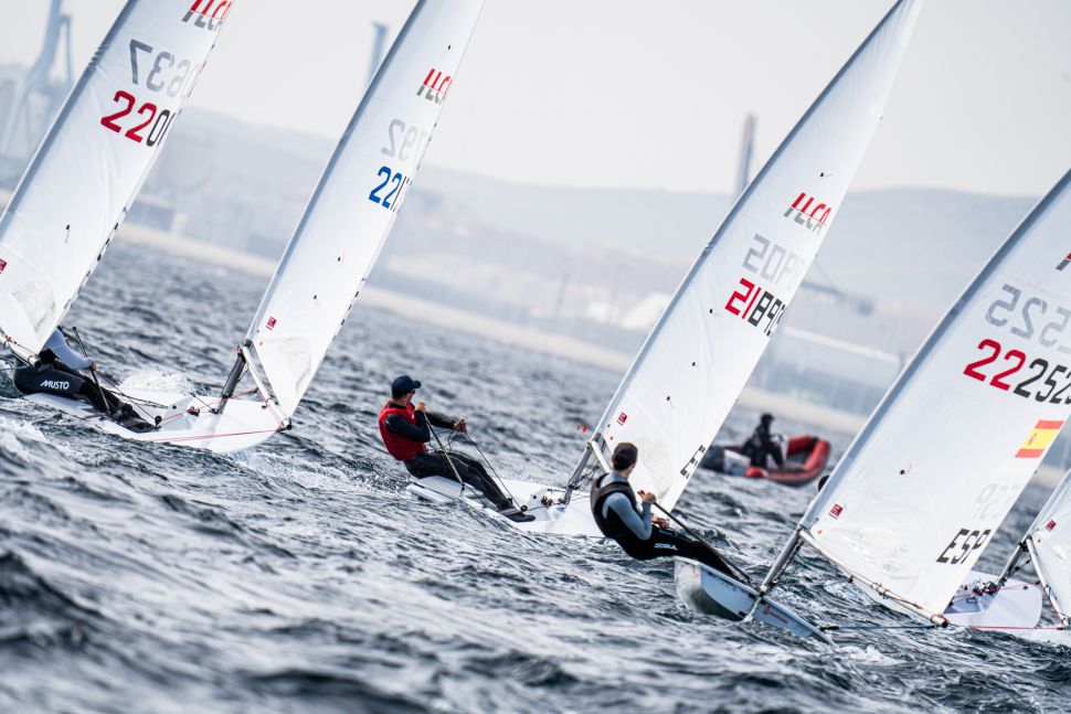 El viento no ha aparecido hoy en Alicante y no se han podido ver imágenes como ésta, de ayer, en el Nacional de ICAL 7