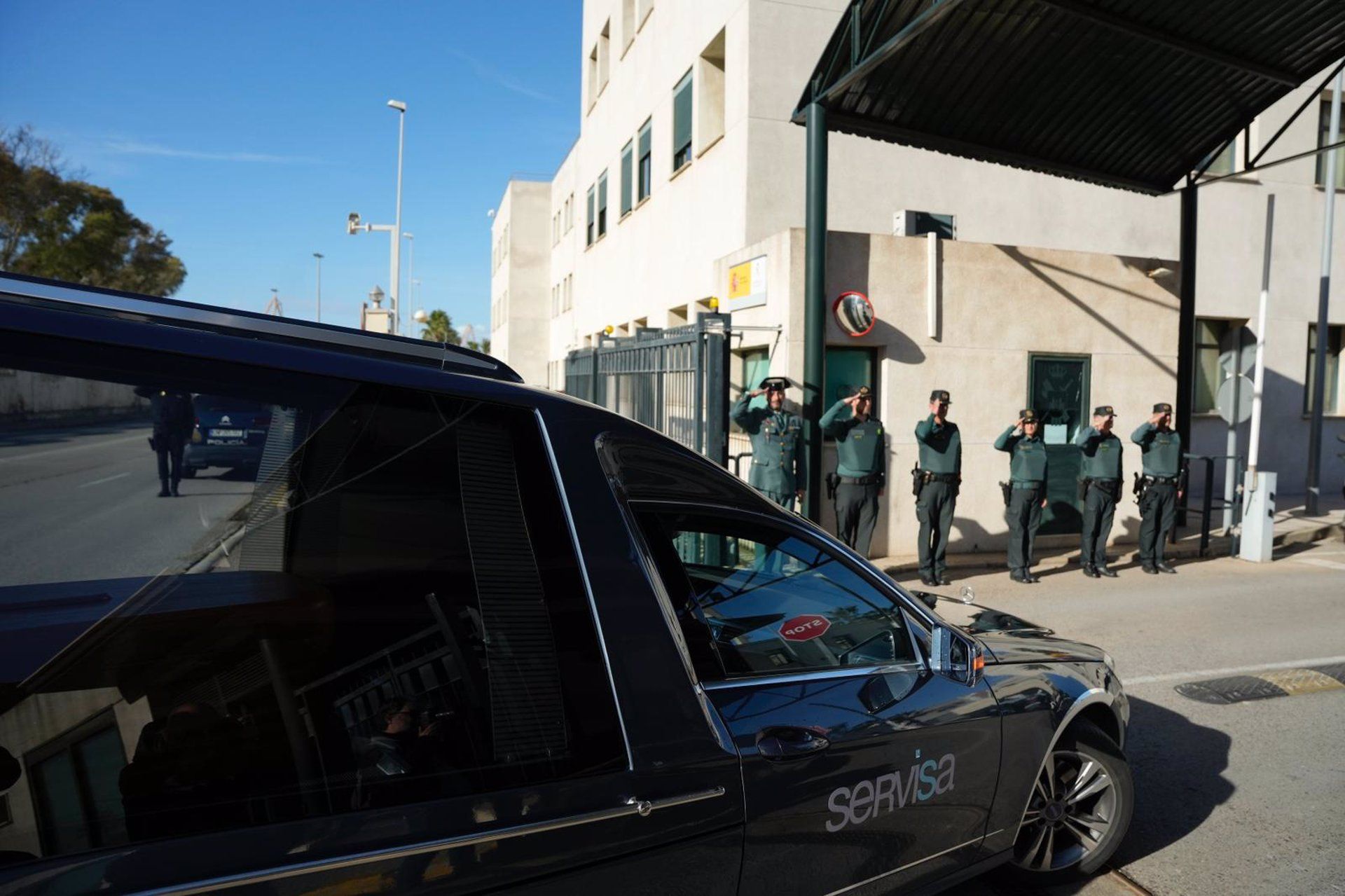 Coche fúnebre con los restos mortales de uno de los agentes a su llegada a la Comandancia de Cádiz.