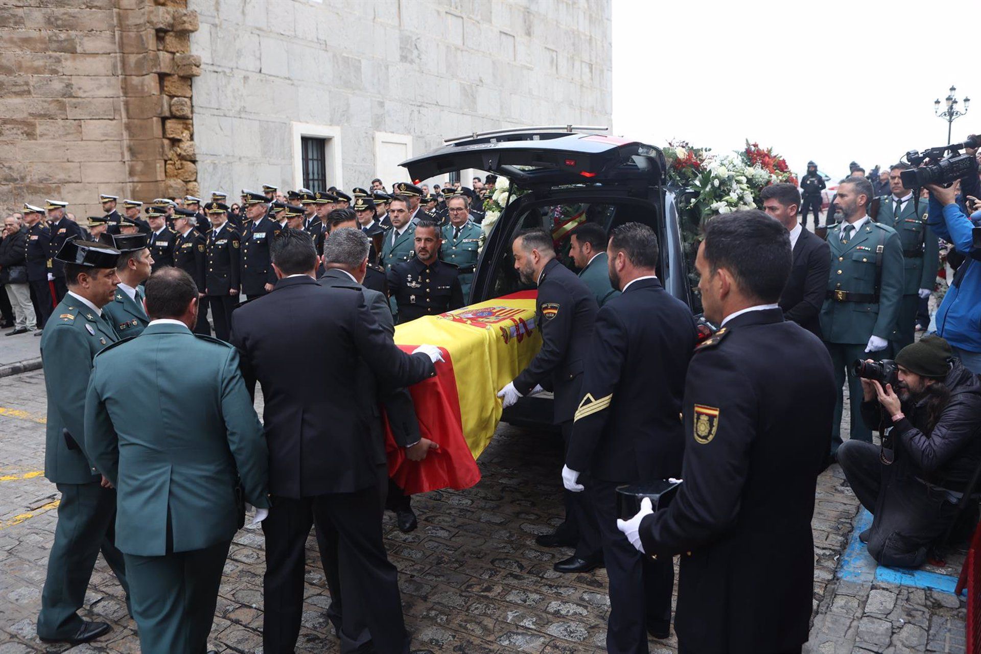 Agentes extraen el féretro del agente de San Fernando fallecido en Barbate antes del funeral - NACHO FRADE/EUROPA PRESS