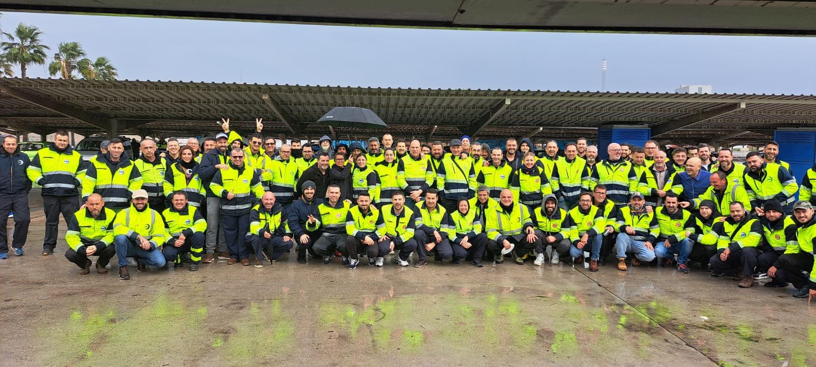 Trabajadores de Acerinox a las puertas de la factoría este domingo.