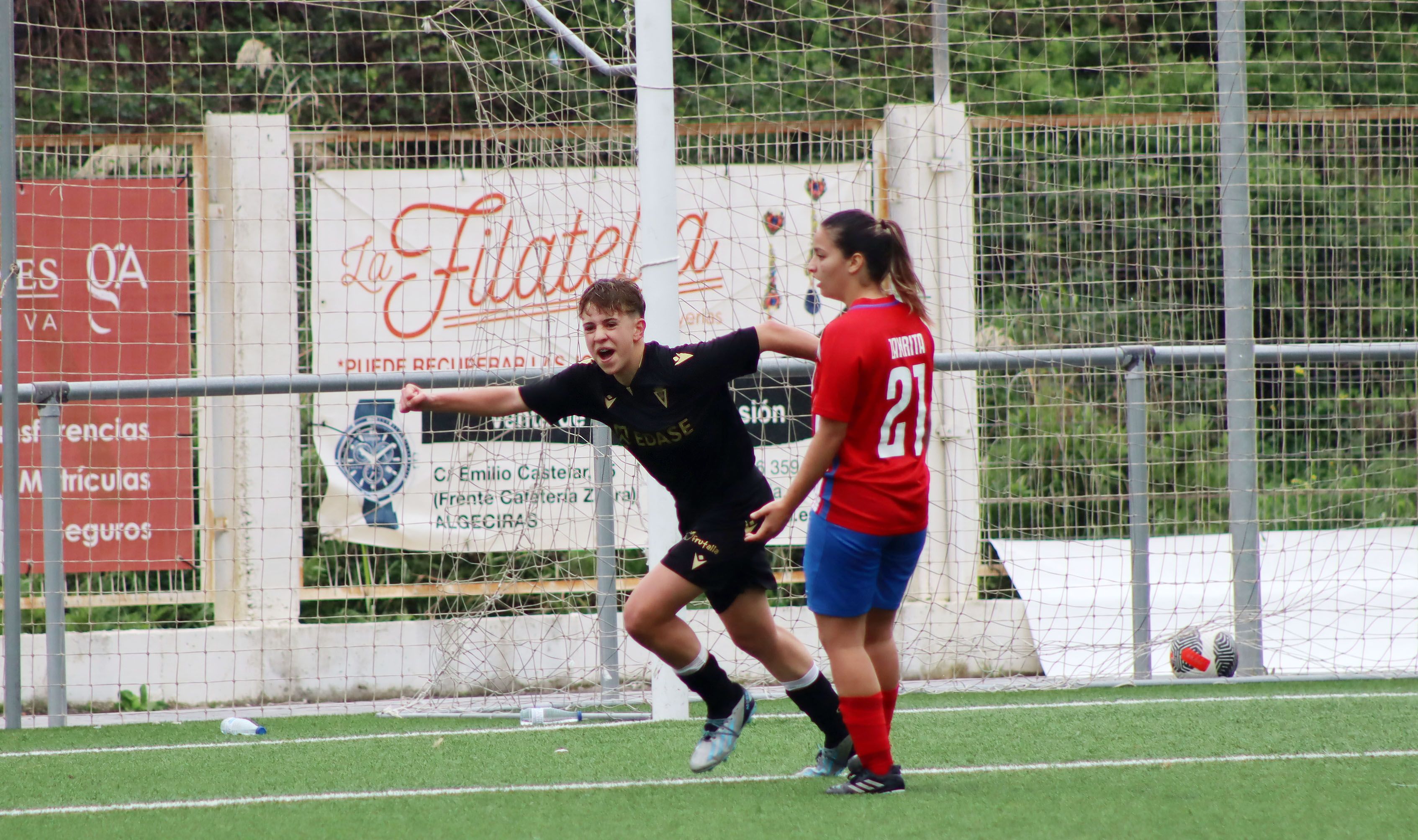 La linense Andrea López corre a celebrar su segundo gol al Algeciras CF/Foto: AXEL S.C.