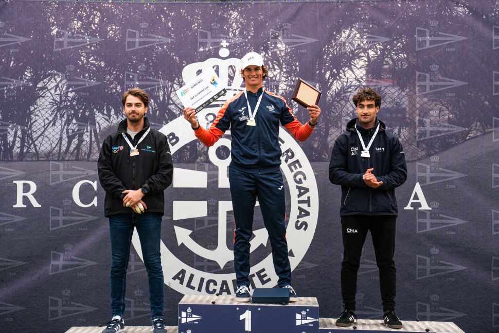 Gonzalo Suárez, con la placa de campeón de España junto a Pep Cazador, derecha, y Carlos Roselló, izquierda. Foto: David Bañuls