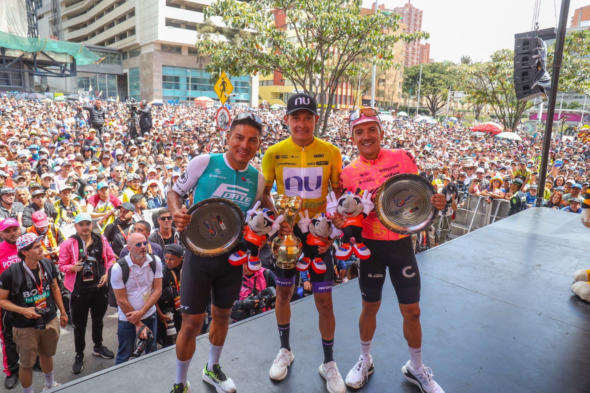 El título de campeón del Tour de Colombia lo ha conseguido el local Rodrigo Contreras junto a los ecuatorianos Richard Carapaz y Jonathan Caicedo