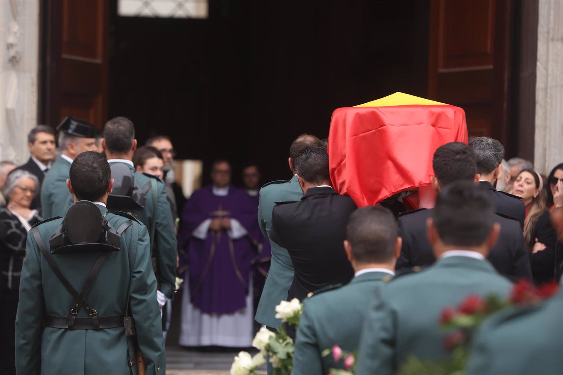 Un momento del funeral del guardia civil en la Catedral de Cádiz.